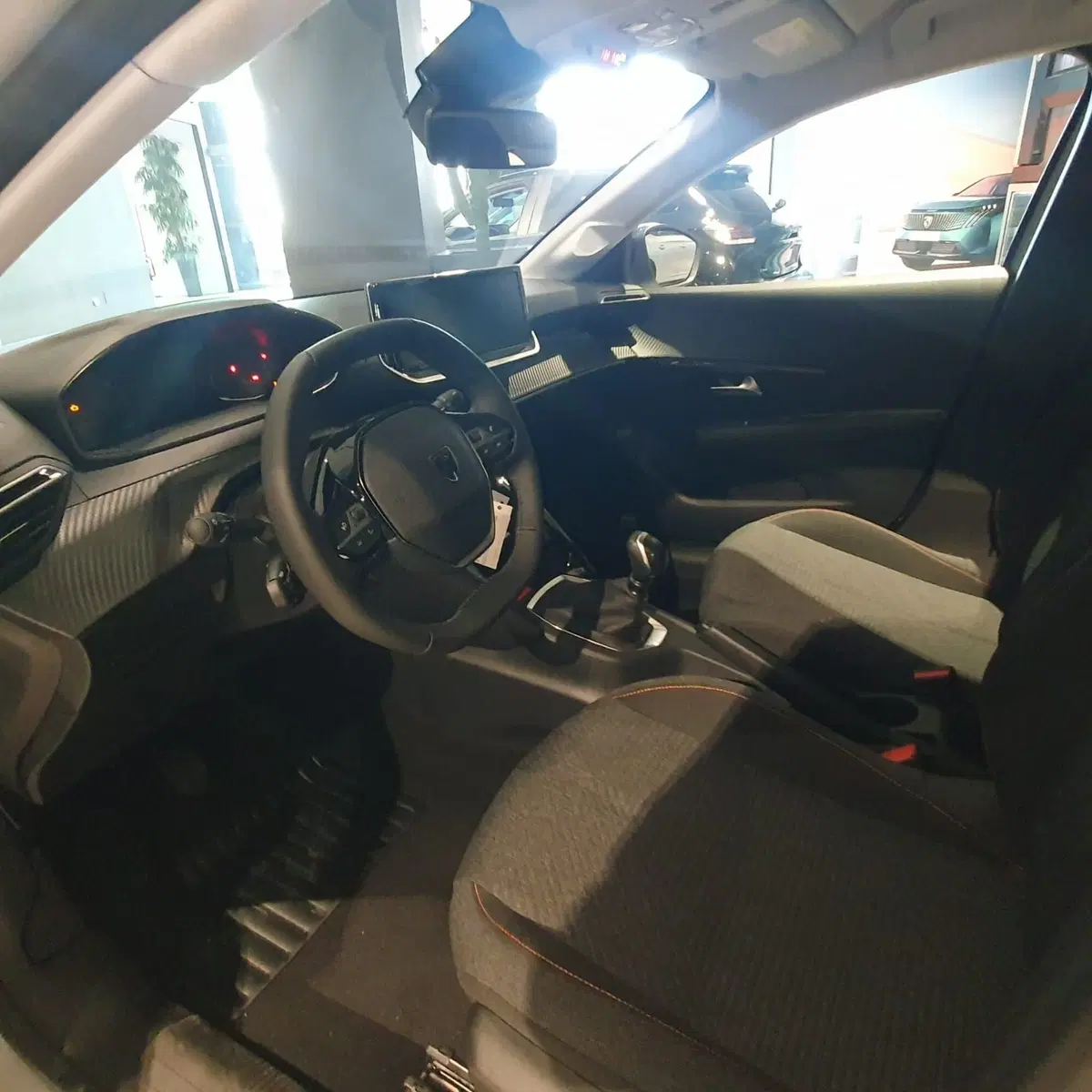 Peugeot 208 nuova a Frosinone (10)