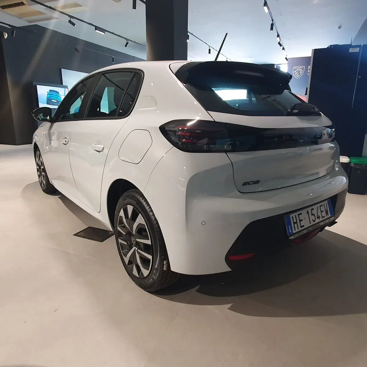 Peugeot 208 nuova a Frosinone (6)