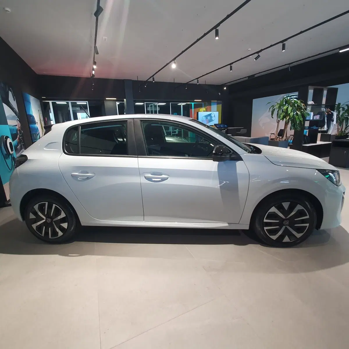 Peugeot 208 nuova a Frosinone (8)
