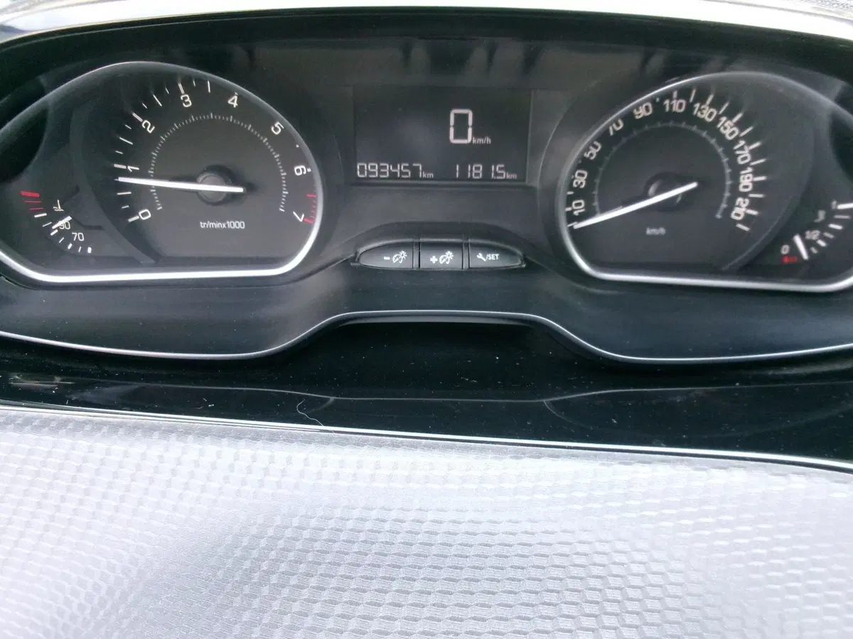 Peugeot 208 usata a Venezia (9)