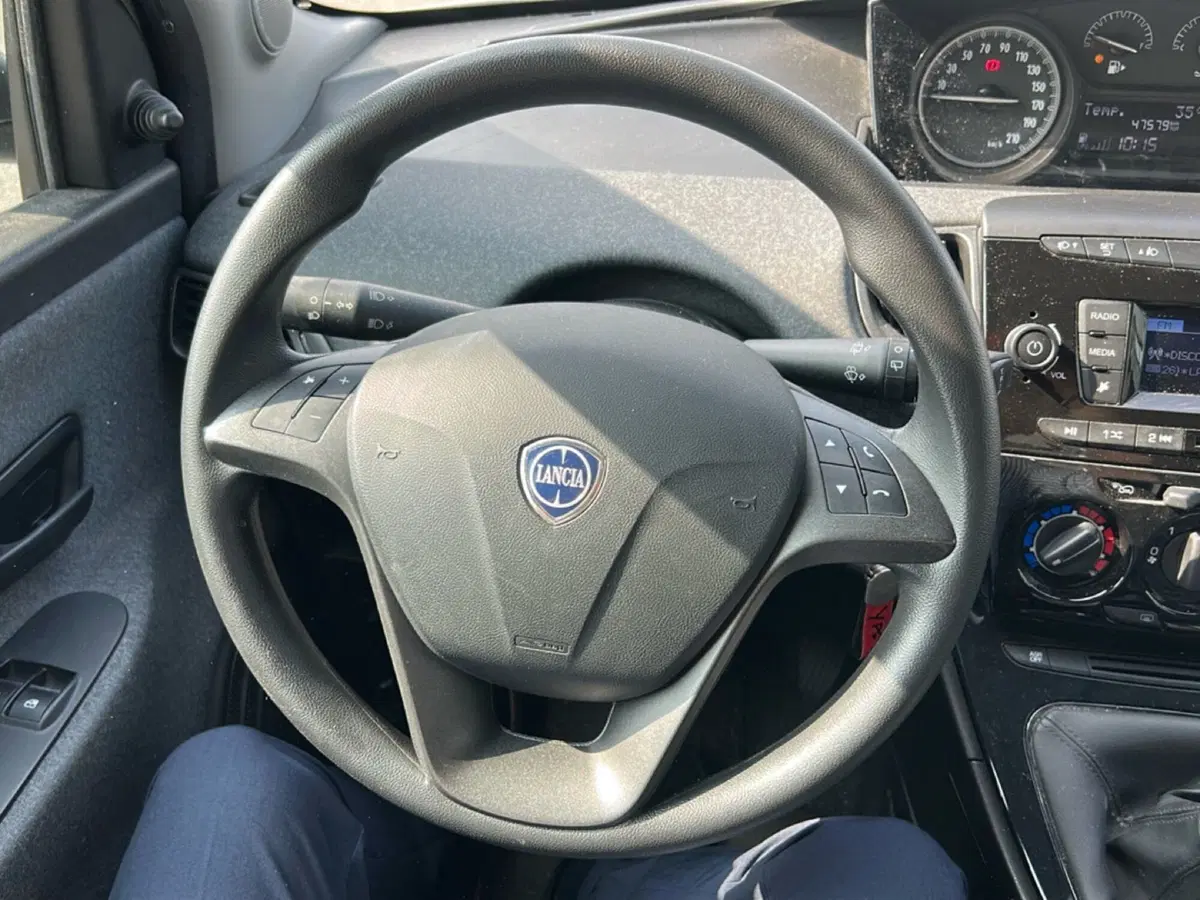 Lancia Ypsilon usata a Bergamo (12)