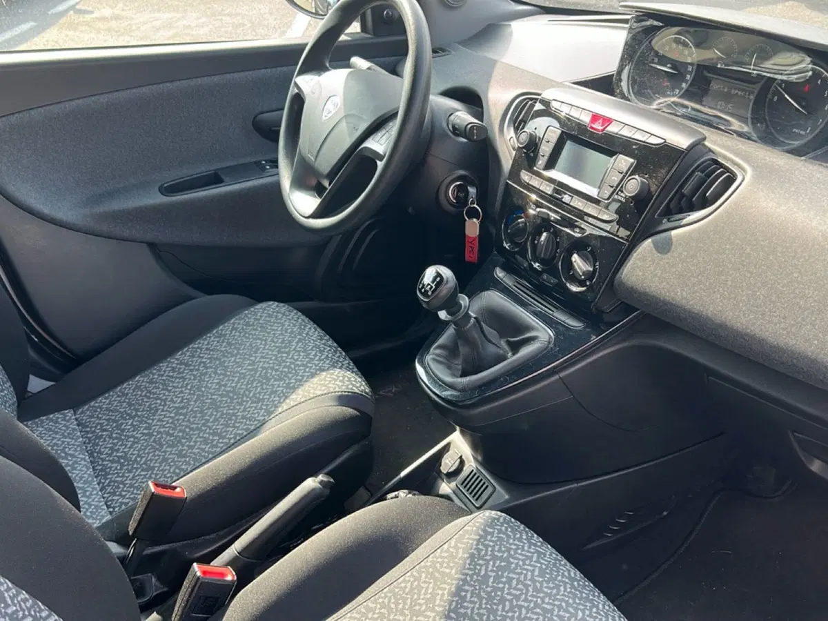 Lancia Ypsilon usata a Bergamo (18)