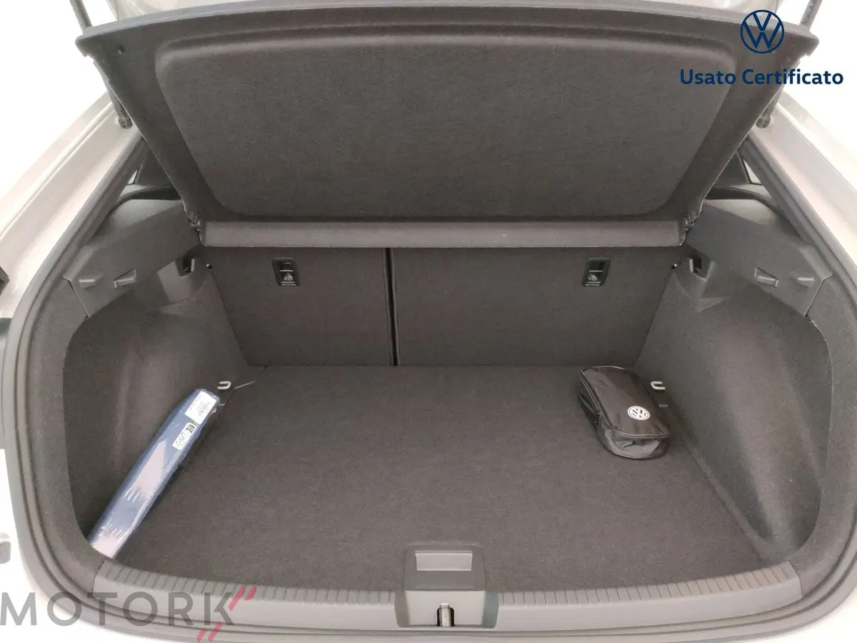 Volkswagen Taigo nuova a Varese (9)