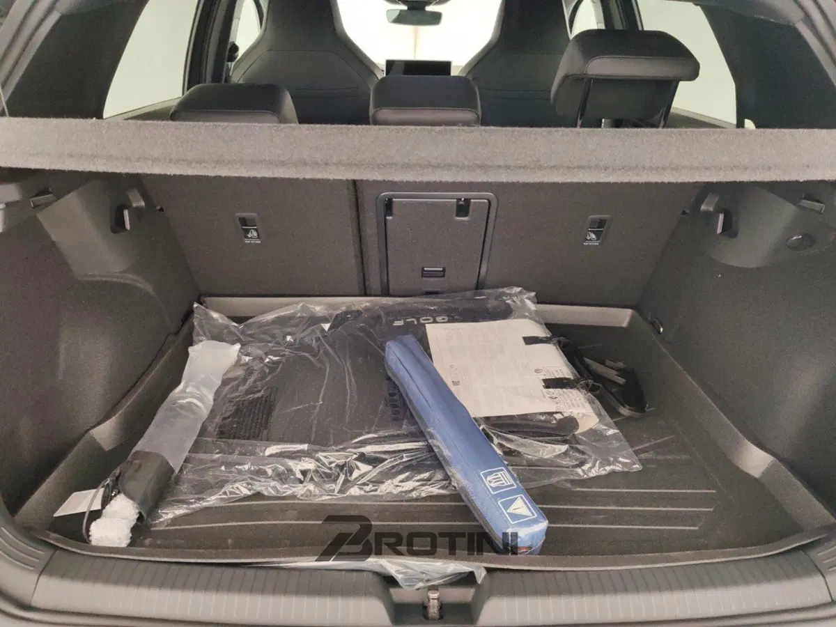 Volkswagen Golf nuova a Massa-Carrara (14)