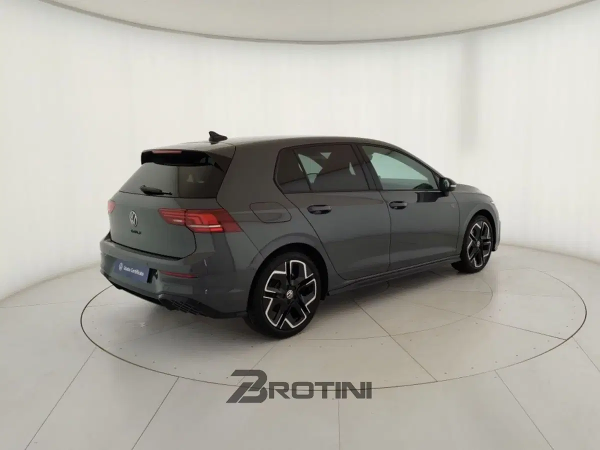 Volkswagen Golf nuova a Massa-Carrara (3)