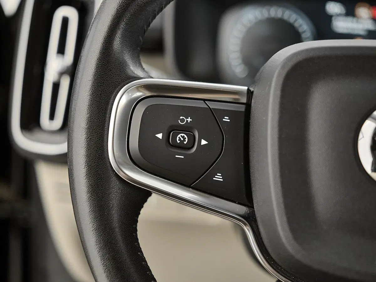Volvo XC40 usata a Prato (9)