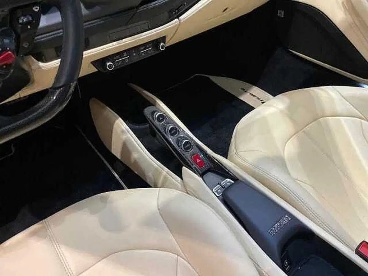 Ferrari F8 Coupé usata a Napoli (14)