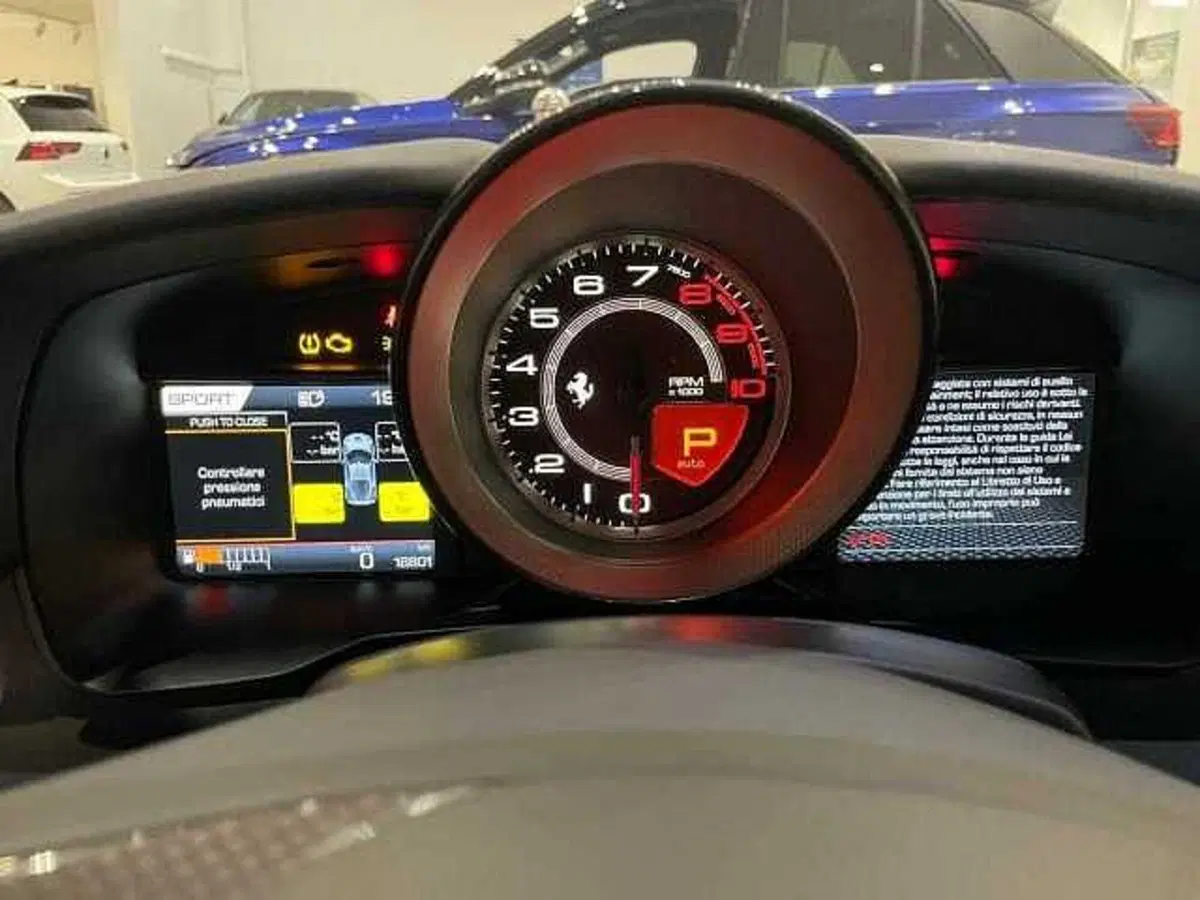Ferrari F8 Coupé usata a Napoli (9)