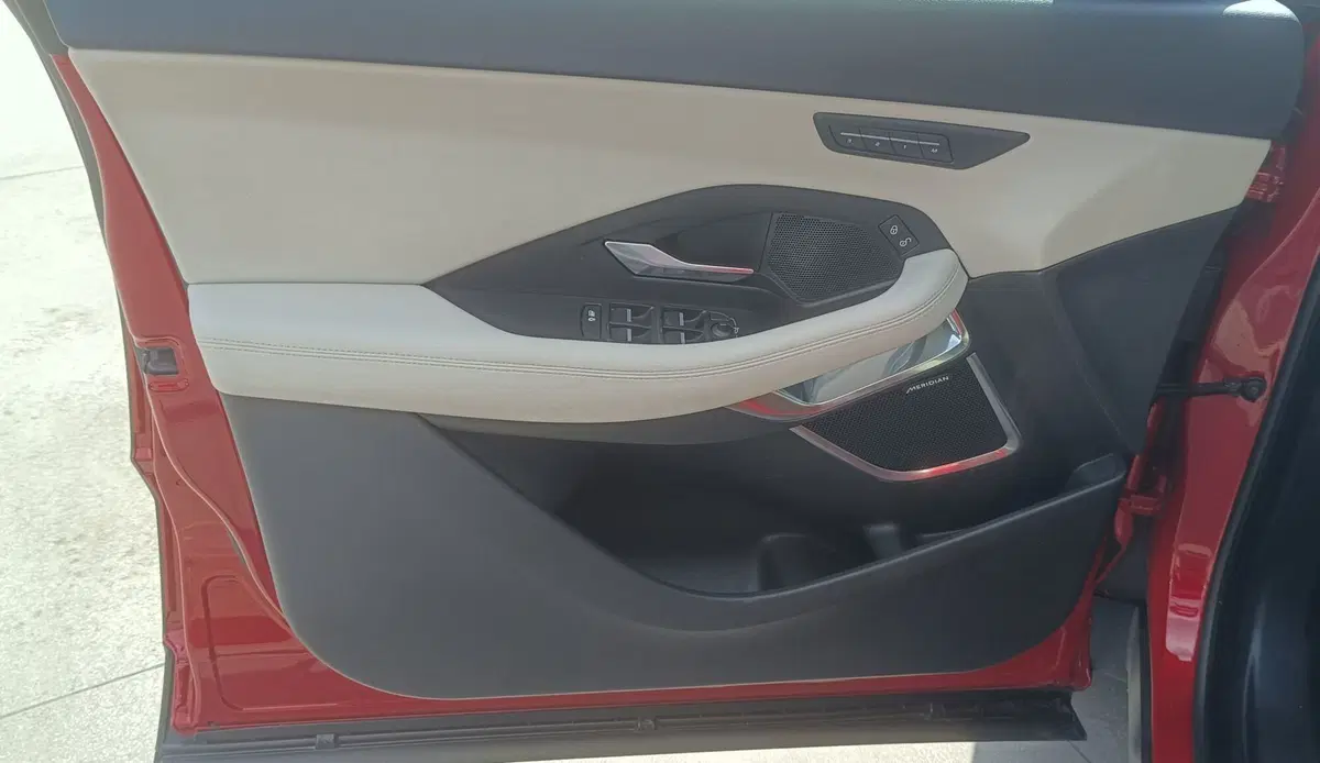 Jaguar E-Pace usata a Frosinone (9)