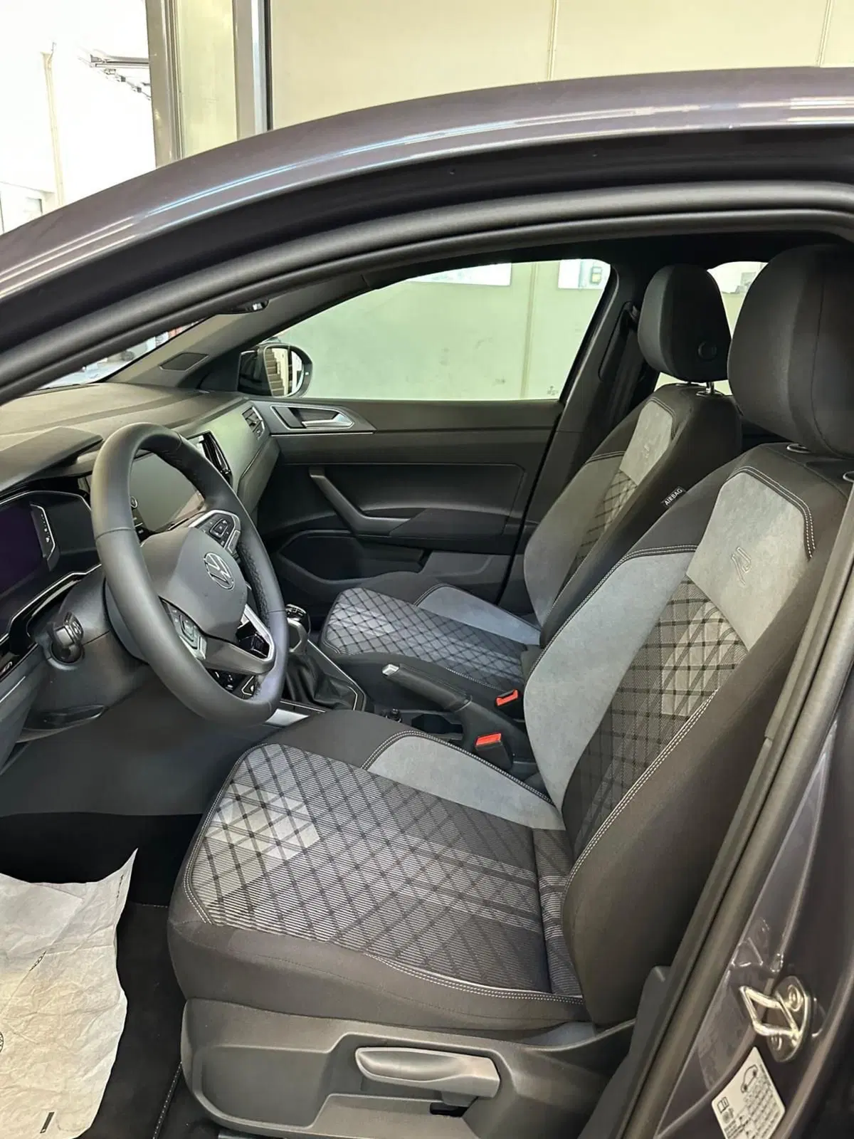 Volkswagen Taigo nuova a Lecco (8)
