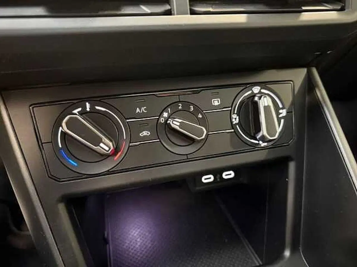 Volkswagen Taigo usata a Milano (19)