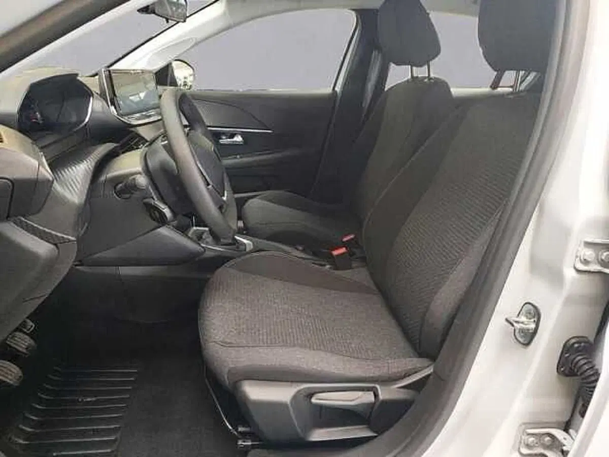 Peugeot 208 nuova a Milano (10)
