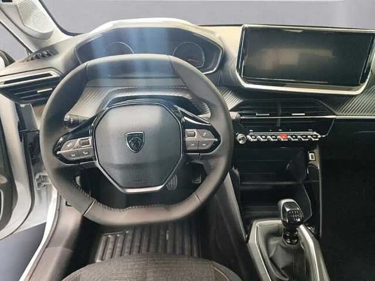 Peugeot 208 nuova a Milano (11)