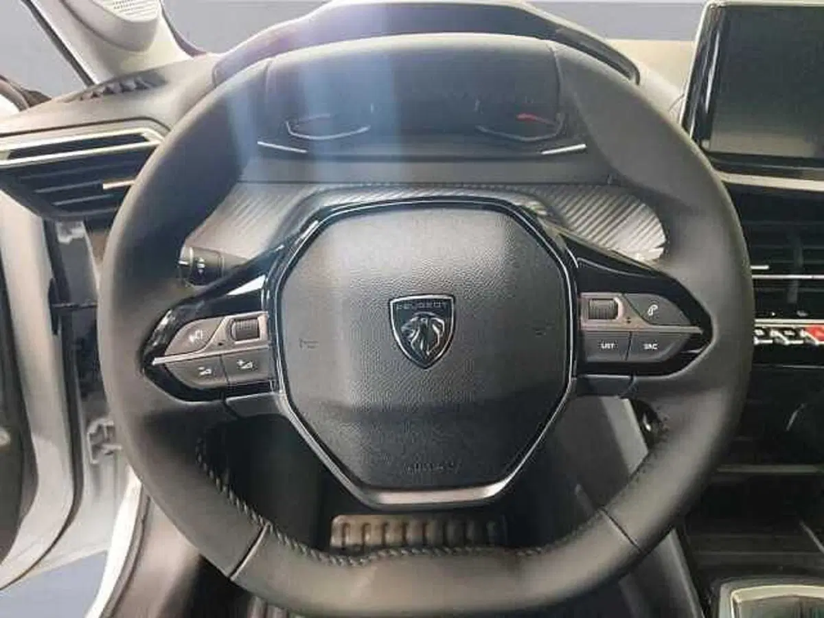 Peugeot 208 nuova a Milano (12)