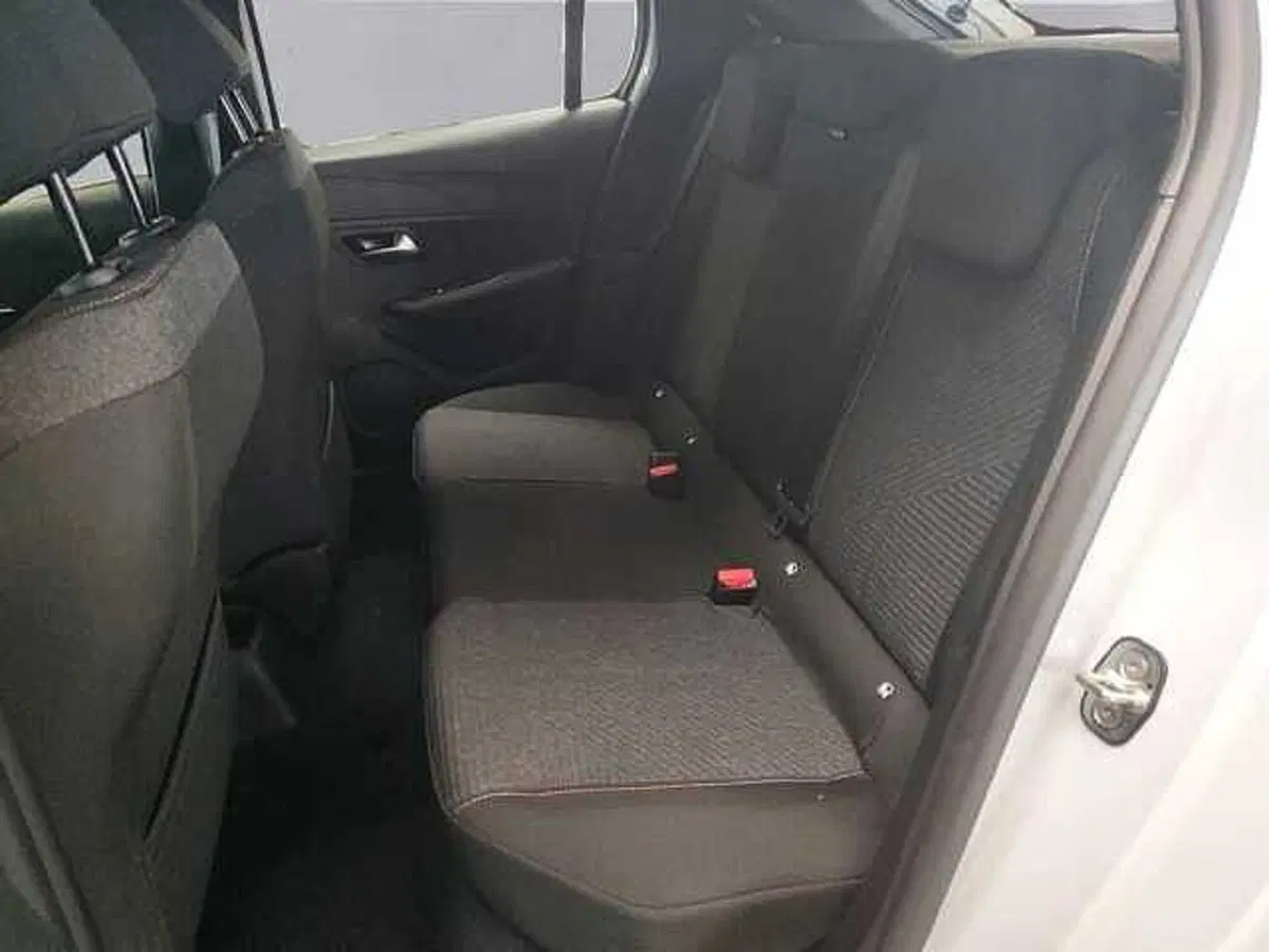 Peugeot 208 nuova a Milano (13)