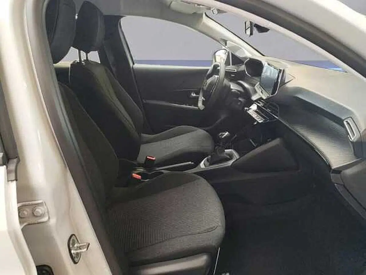 Peugeot 208 nuova a Milano (14)