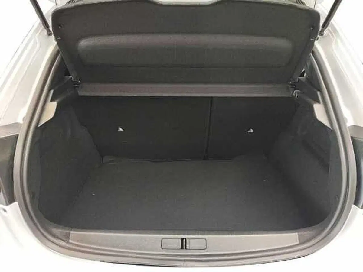 Peugeot 208 nuova a Milano (15)