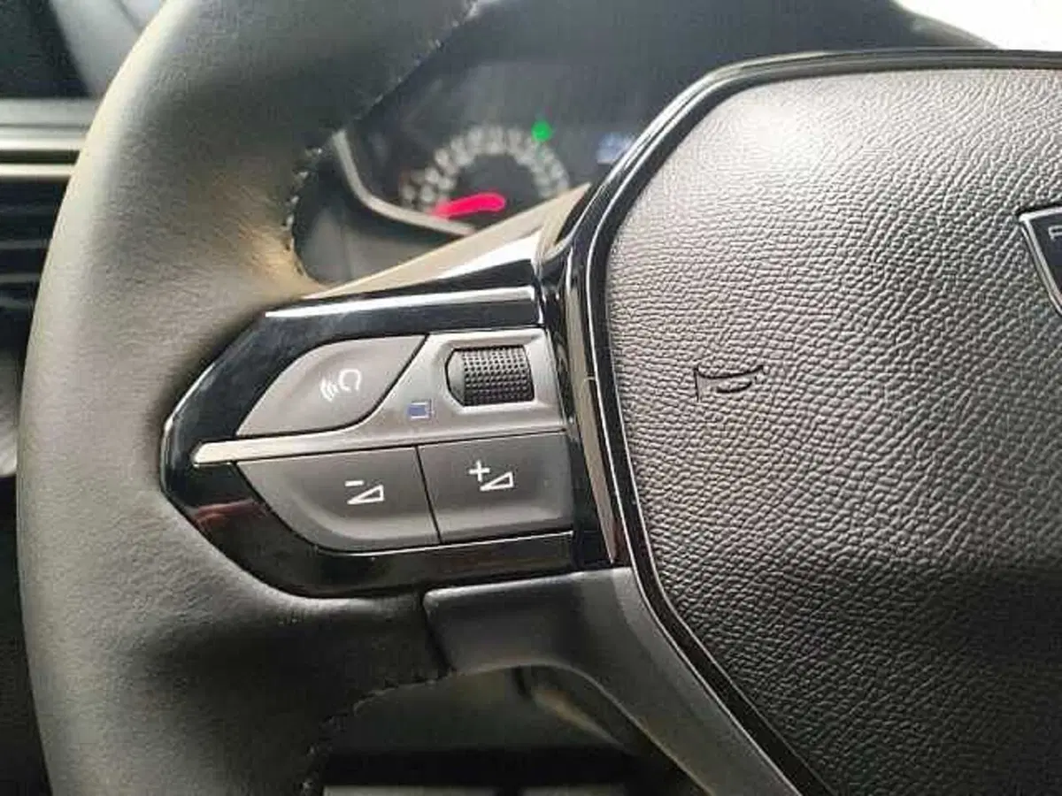 Peugeot 208 nuova a Milano (16)