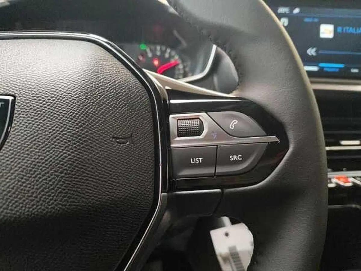Peugeot 208 nuova a Milano (17)