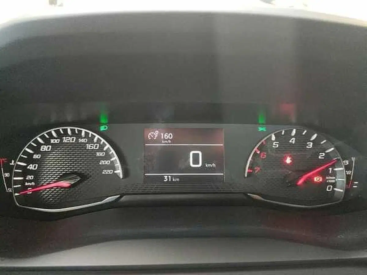 Peugeot 208 nuova a Milano (18)