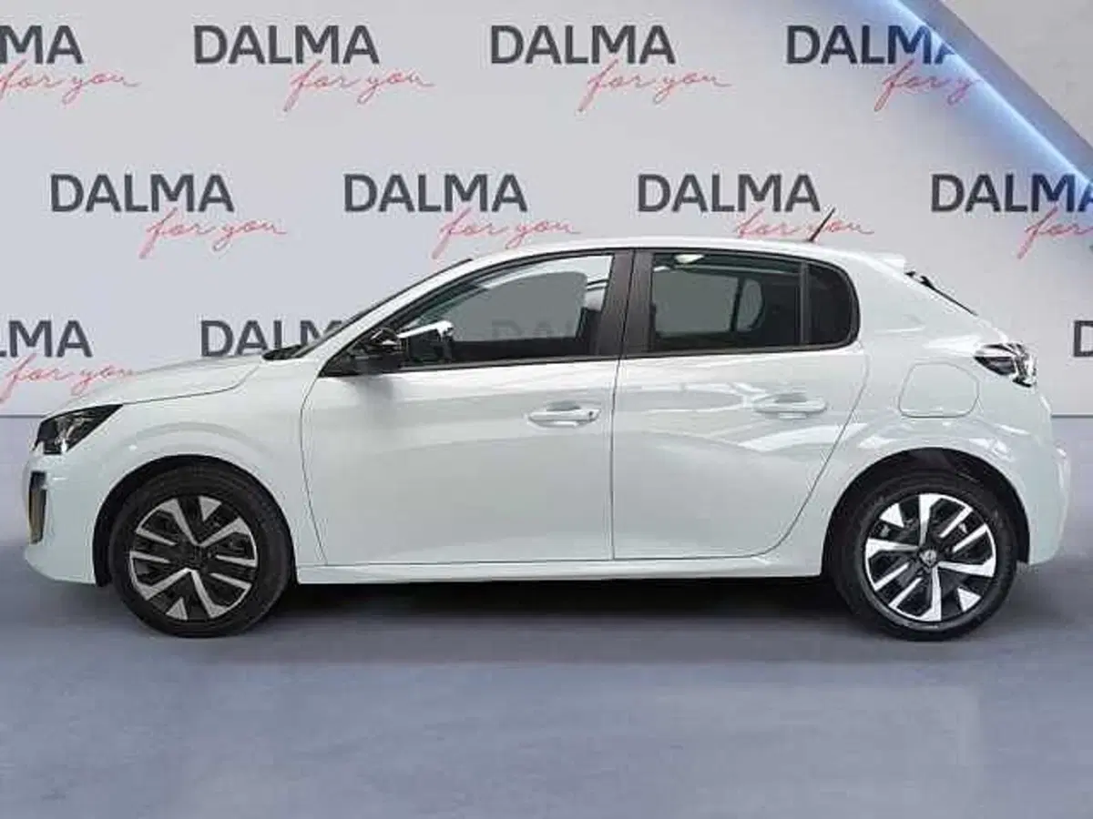 Peugeot 208 nuova a Milano (2)