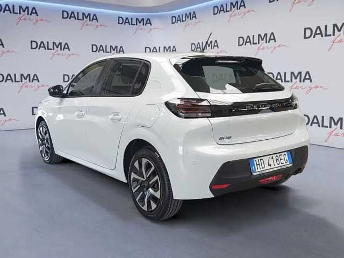 Peugeot 208 nuova a Milano (3)