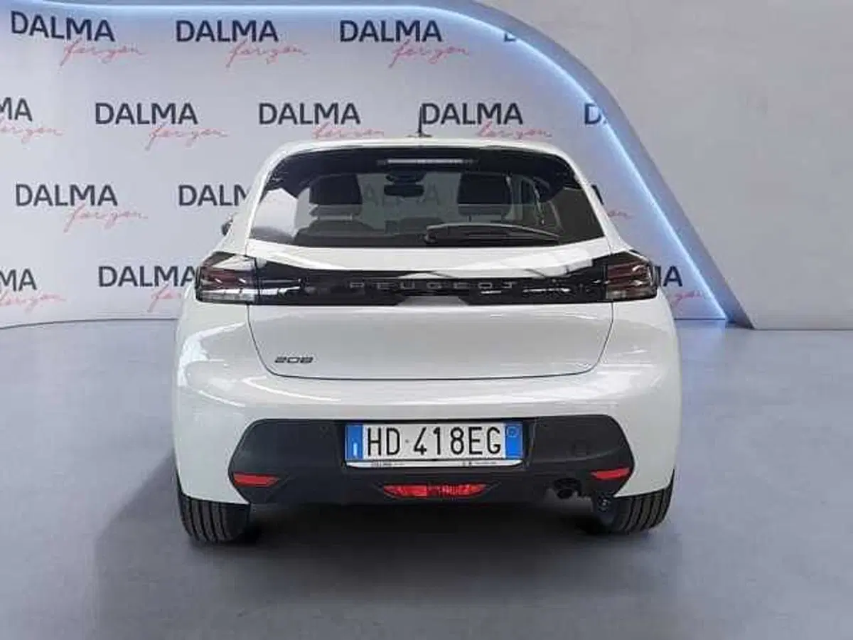 Peugeot 208 nuova a Milano (4)