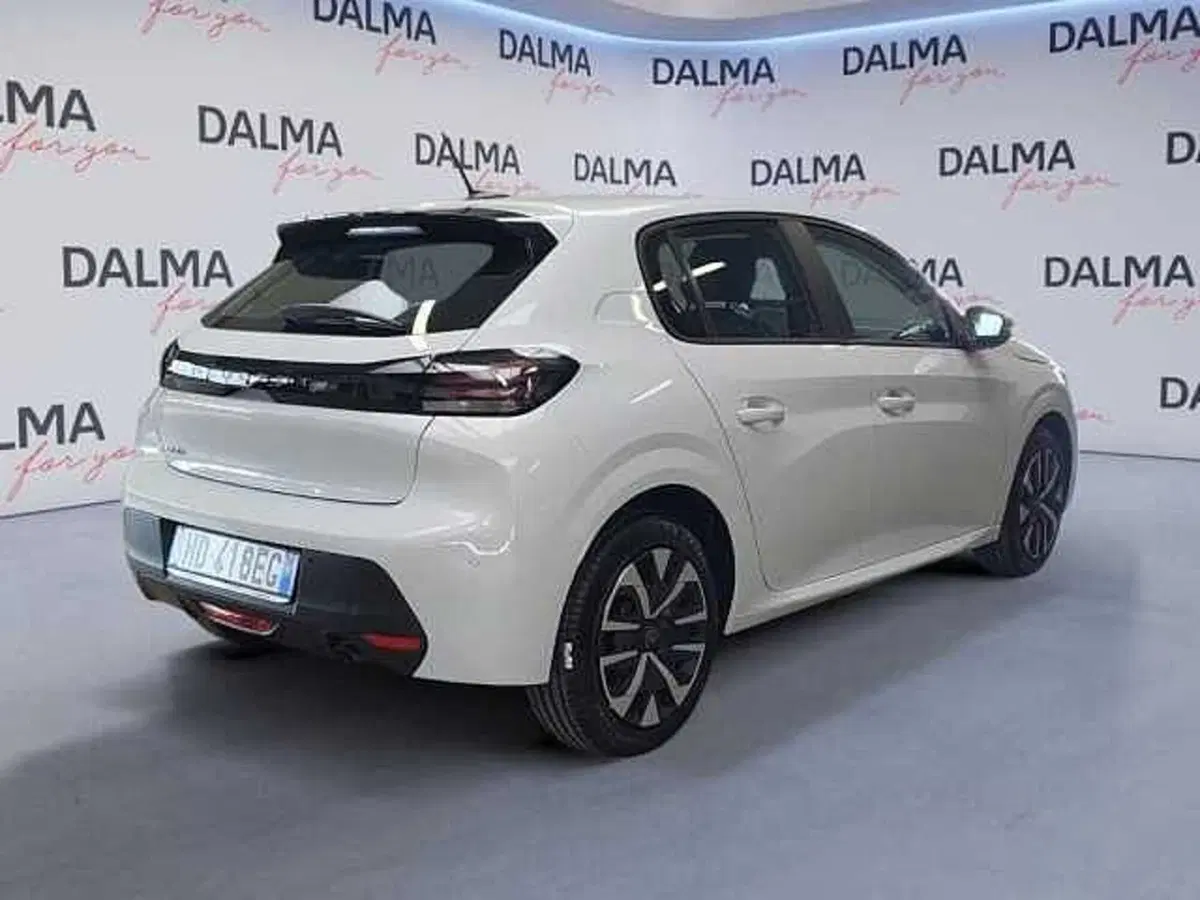 Peugeot 208 nuova a Milano (5)