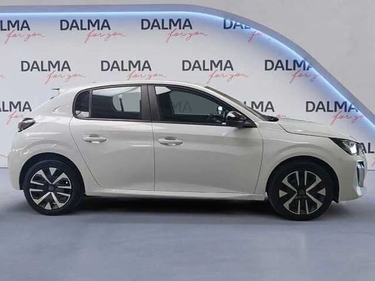 Peugeot 208 nuova a Milano (6)