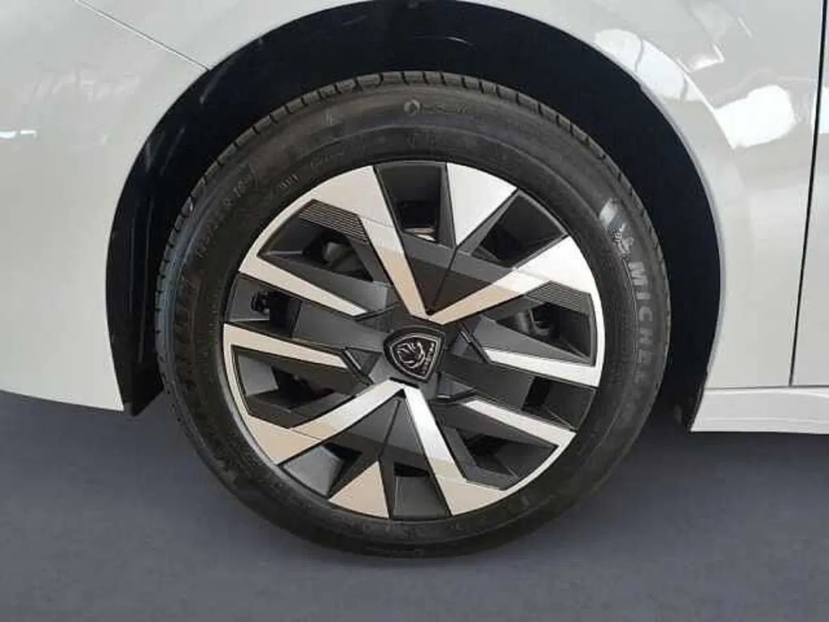 Peugeot 208 nuova a Milano (9)