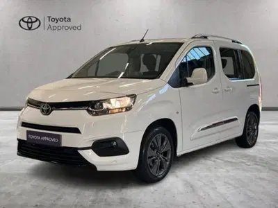 Toyota Proace City Verso City Verso 1.5D 100 CV S&amp;S Short D Luxury del 2021 usata a Albano Vercellese