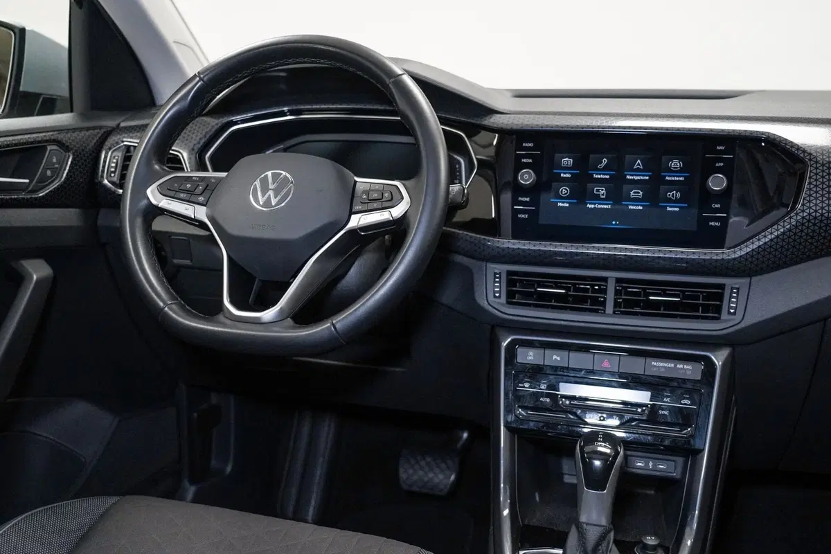 Volkswagen T-Cross usata a Varese (9)