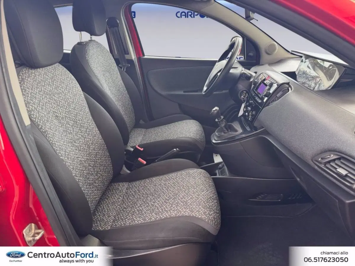 Lancia Ypsilon usata a Roma (15)