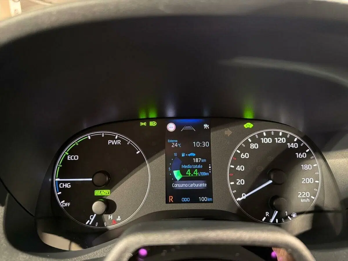 Toyota Yaris nuova a Lecco (9)