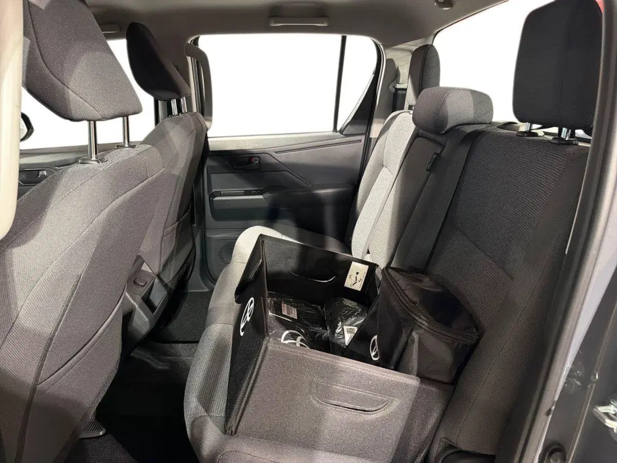 Toyota Hilux nuova a Lecco (11)