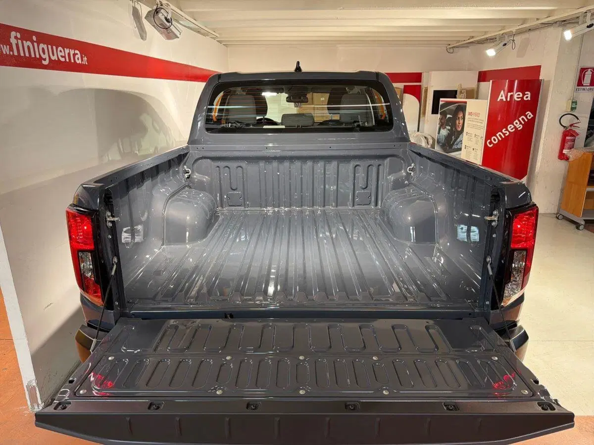Toyota Hilux nuova a Lecco (12)