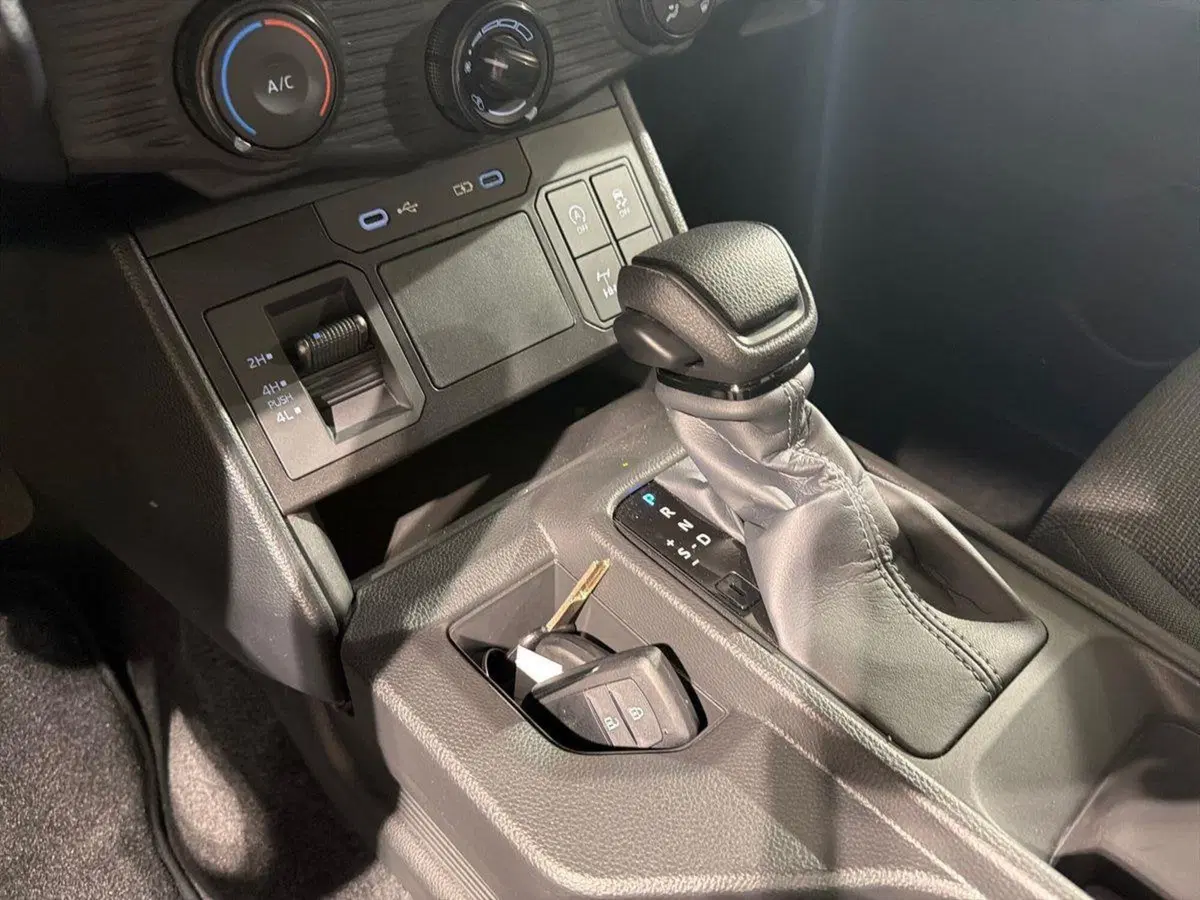 Toyota Hilux nuova a Lecco (14)