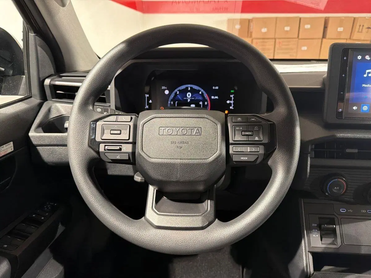 Toyota Hilux nuova a Lecco (15)