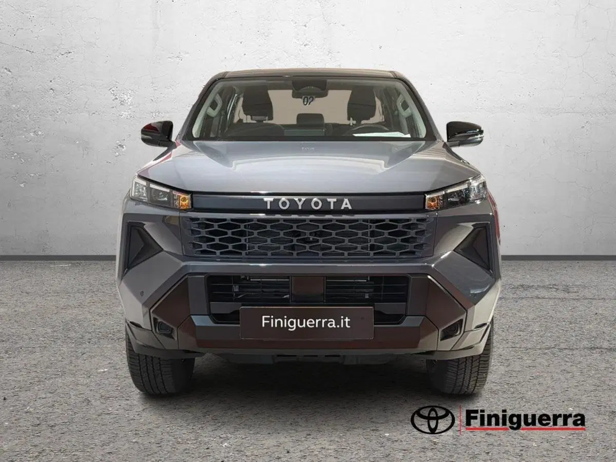 Toyota Hilux nuova a Lecco (2)