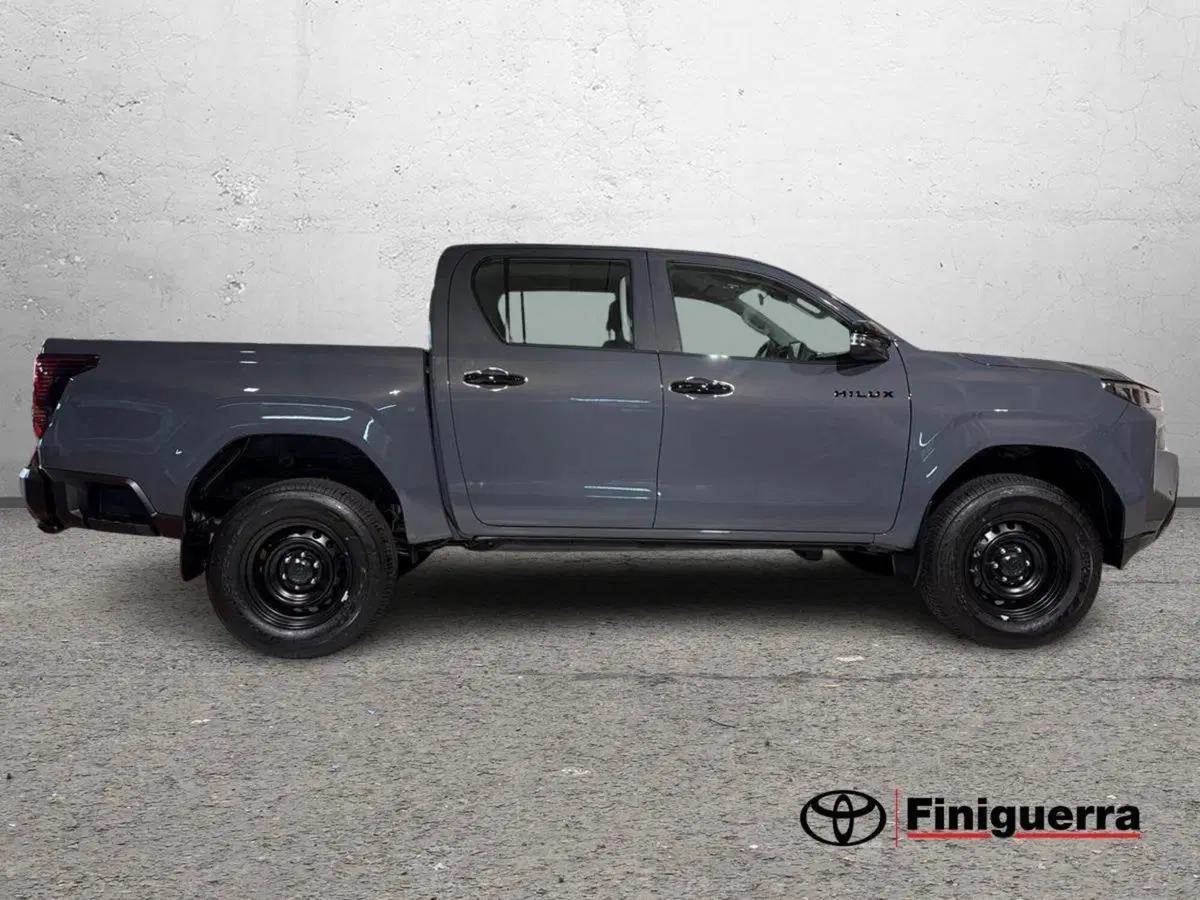 Toyota Hilux nuova a Lecco (5)