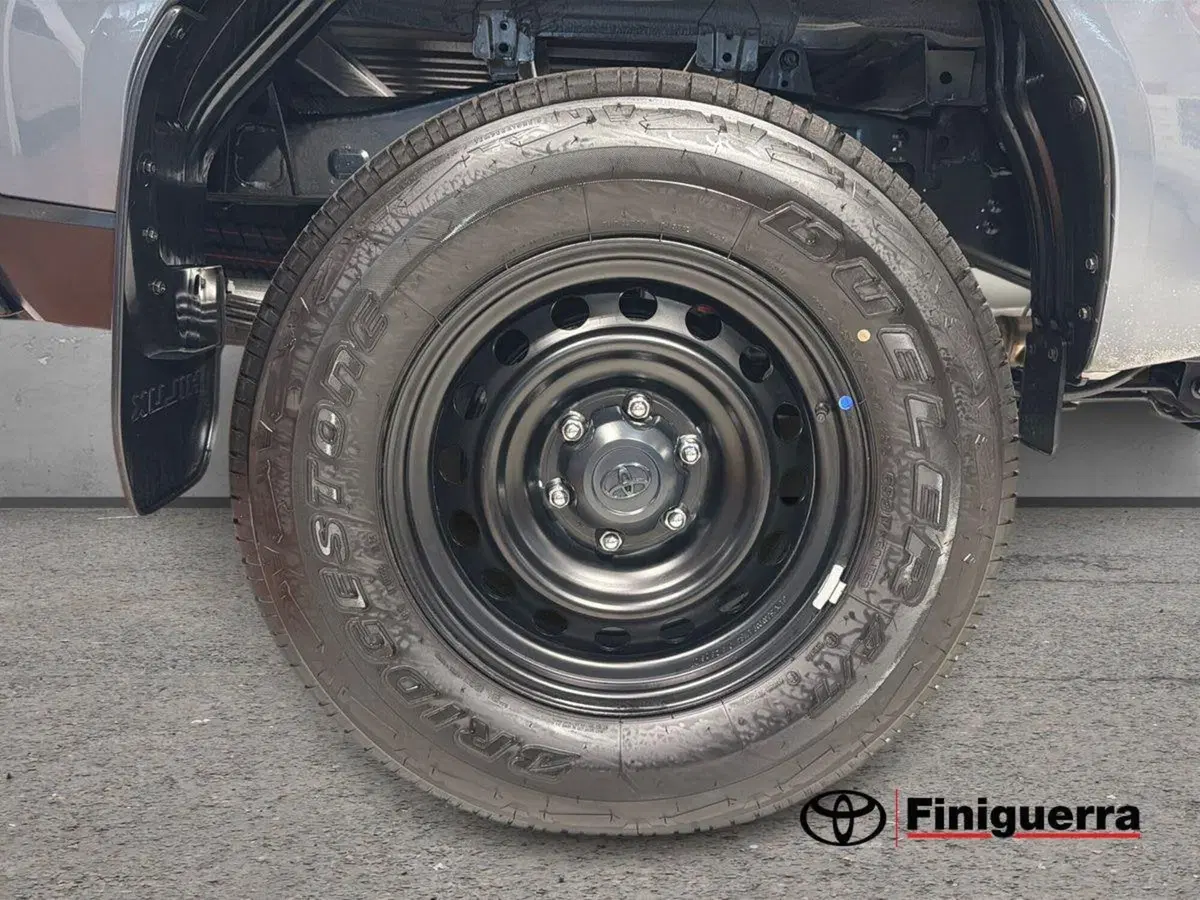 Toyota Hilux nuova a Lecco (7)
