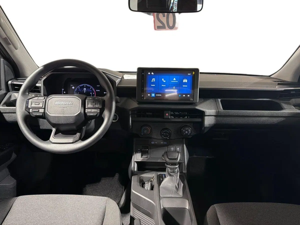 Toyota Hilux nuova a Lecco (8)