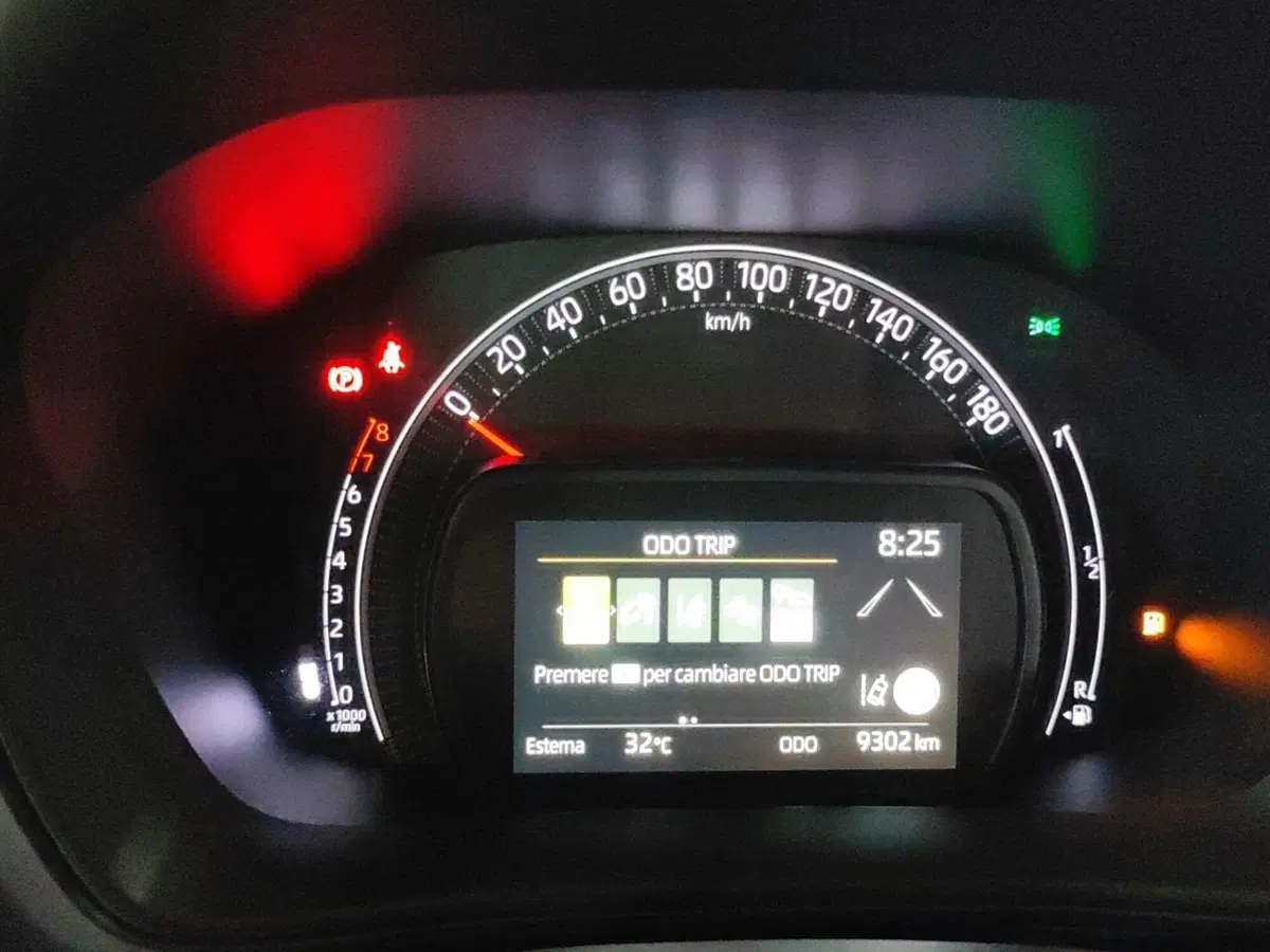 Toyota Aygo X usata a Milano (9)