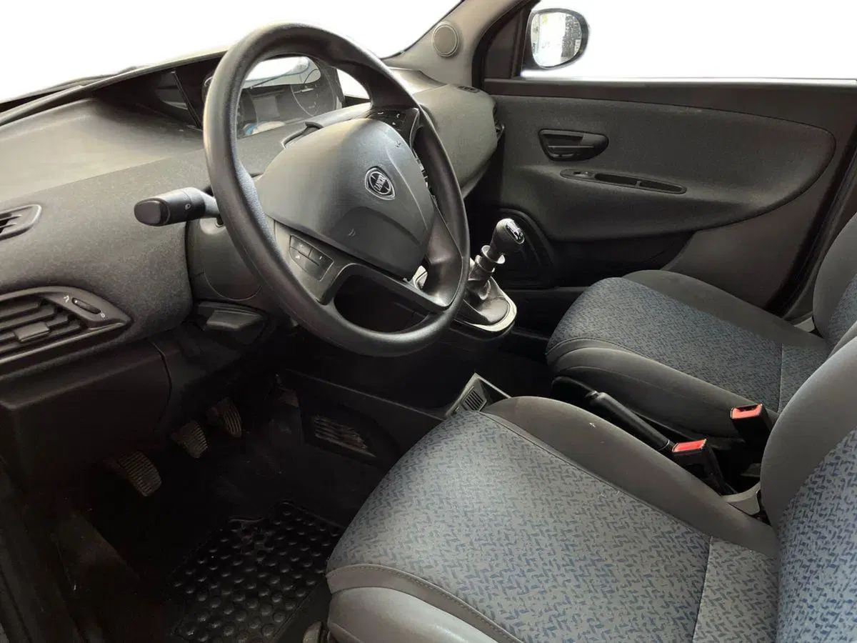 Lancia Ypsilon usata a Bari (10)