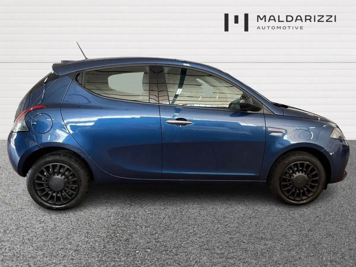 Lancia Ypsilon usata a Bari (5)