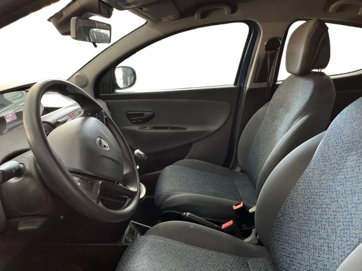 Lancia Ypsilon usata a Bari (7)