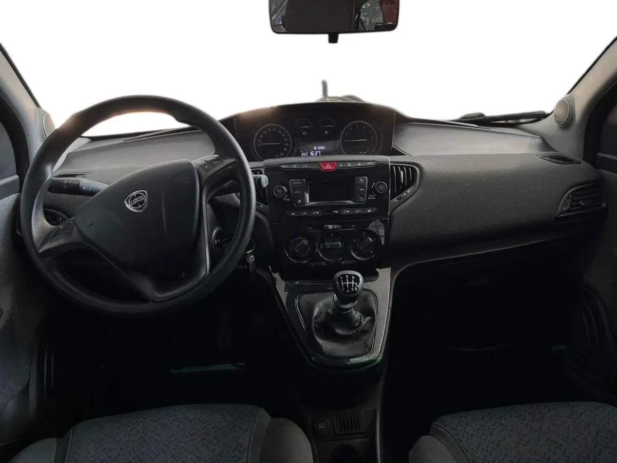 Lancia Ypsilon usata a Bari (8)