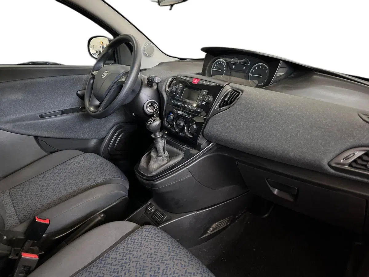 Lancia Ypsilon usata a Bari (9)