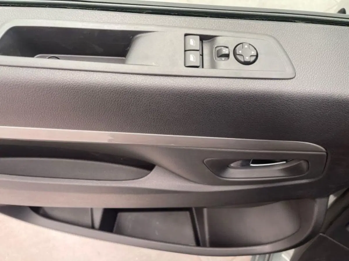 Opel Zafira Life nuova a Ancona (13)