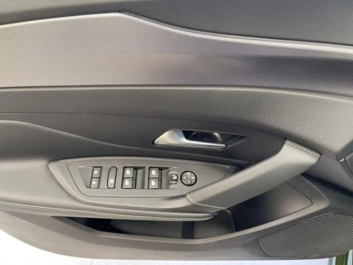 Peugeot 408 nuova a Ancona (13)